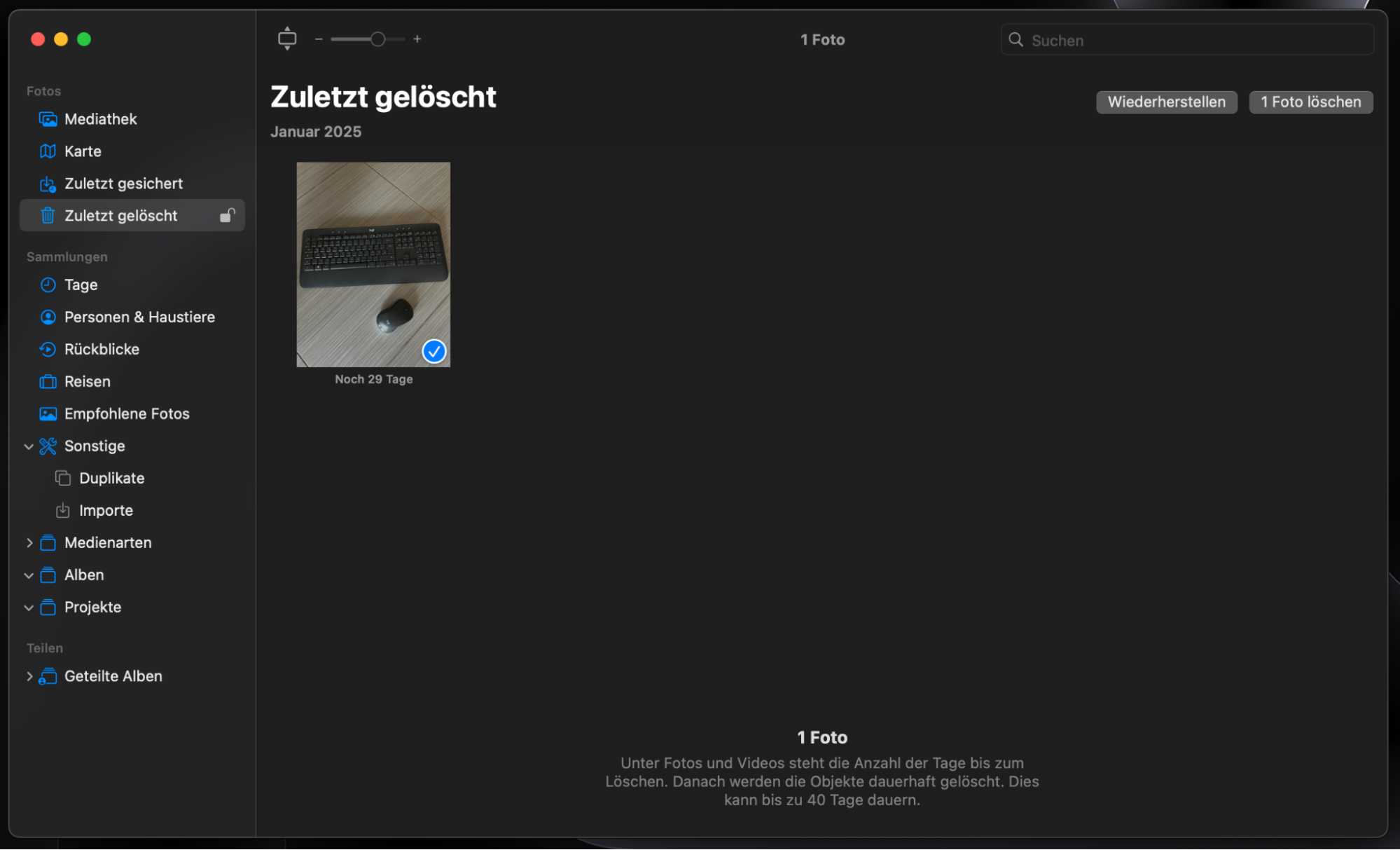Um ein gelöschtes Foto wiederherzustellen, klicken Sie einmal darauf und anschließend auf Wiederherstellen.