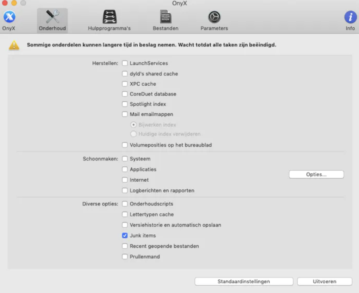 Het venster met onderhoudsinstellingen van OnyX toont het aantal opties dat je kunt beheren om je Mac schoner te maken.