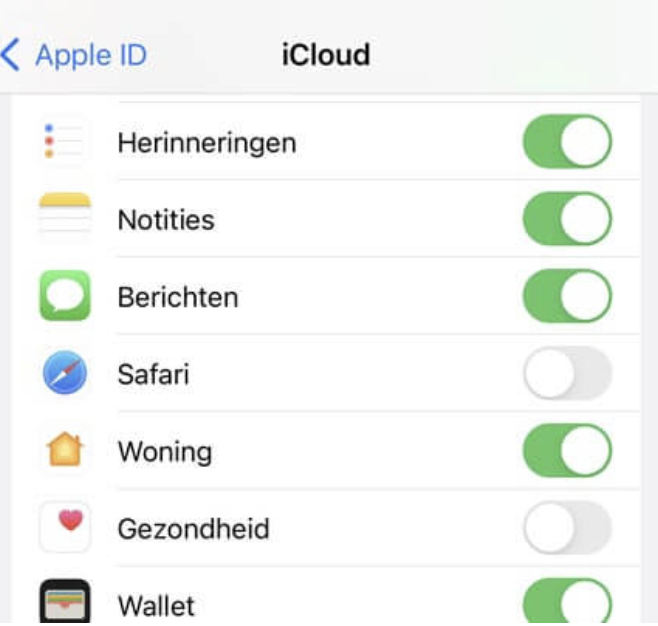 Activeer Mijn fotostream op je iPhone. Ga naar Instellingen, selecteer je Apple-ID, tik op iCloud en ga naar Foto’s. Schuif de schakelaar naast Upload naar Mijn fotostream naar rechts.