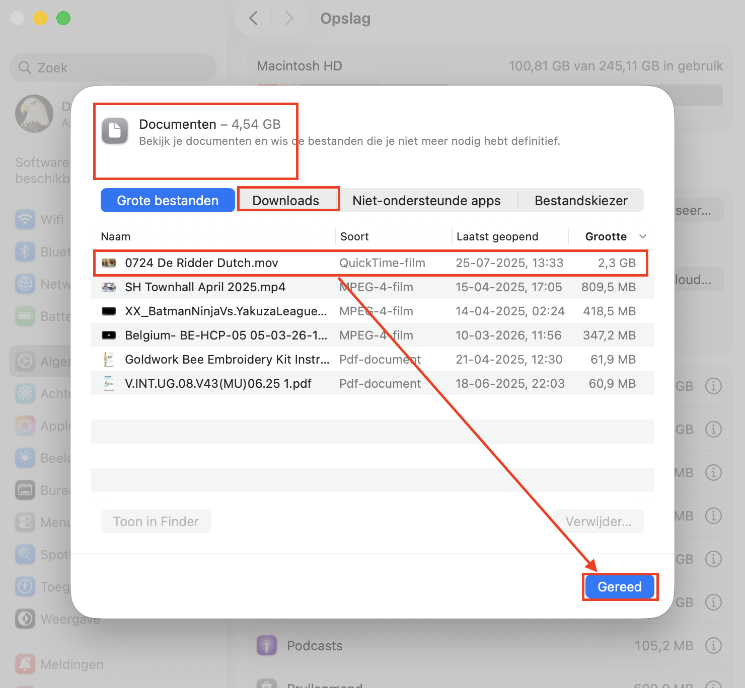 Om downloads automatisch te verwijderen op je Mac, kies je Documenten in het zijmenu en klik je op het tabblad Downloads. Selecteer een bestand dat je wilt verwijderen en klik vervolgens rechtsonder op Verwijder.