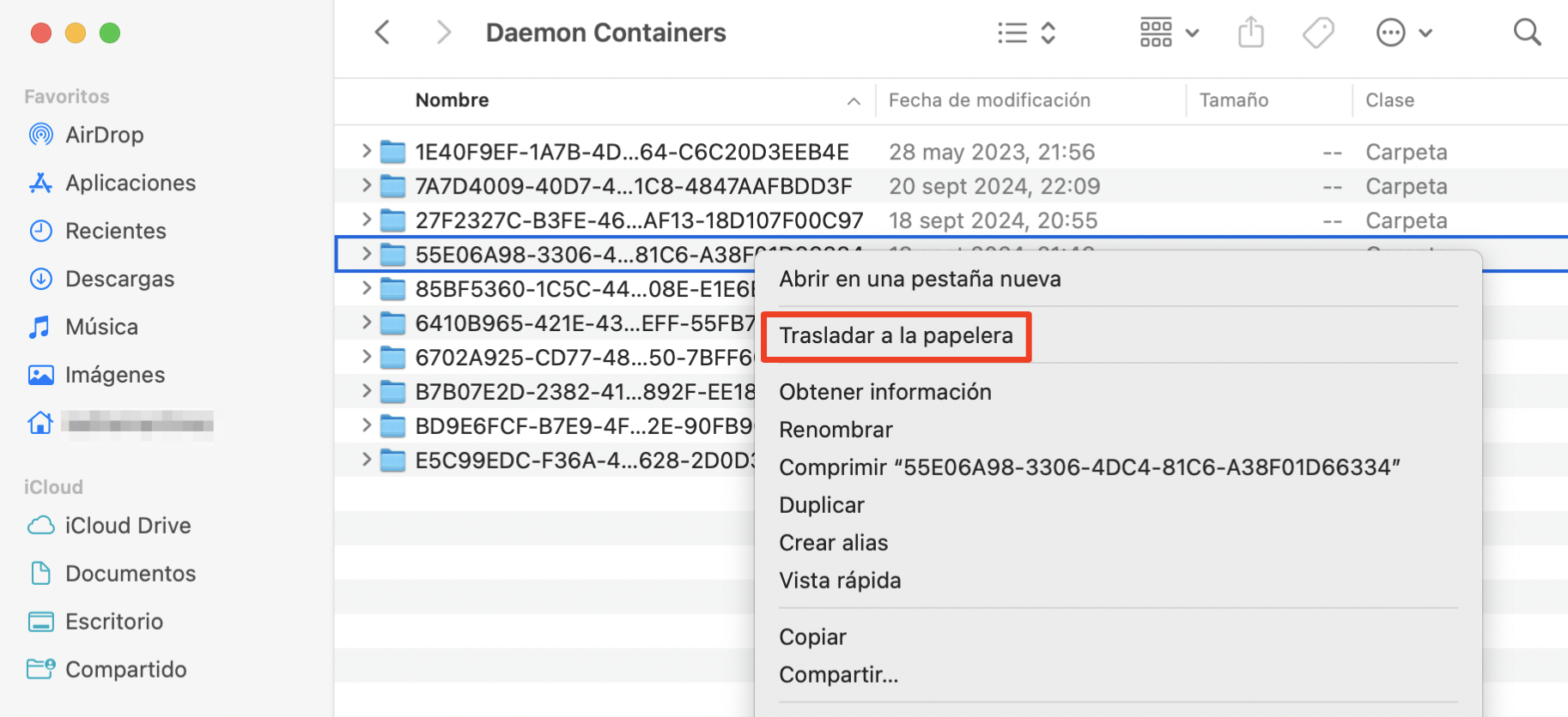El usuario de Mac ha seleccionado el archivo com.microsoft.autoupdate.helper para eliminarlo mediante la opción «Trasladar a la papelera».