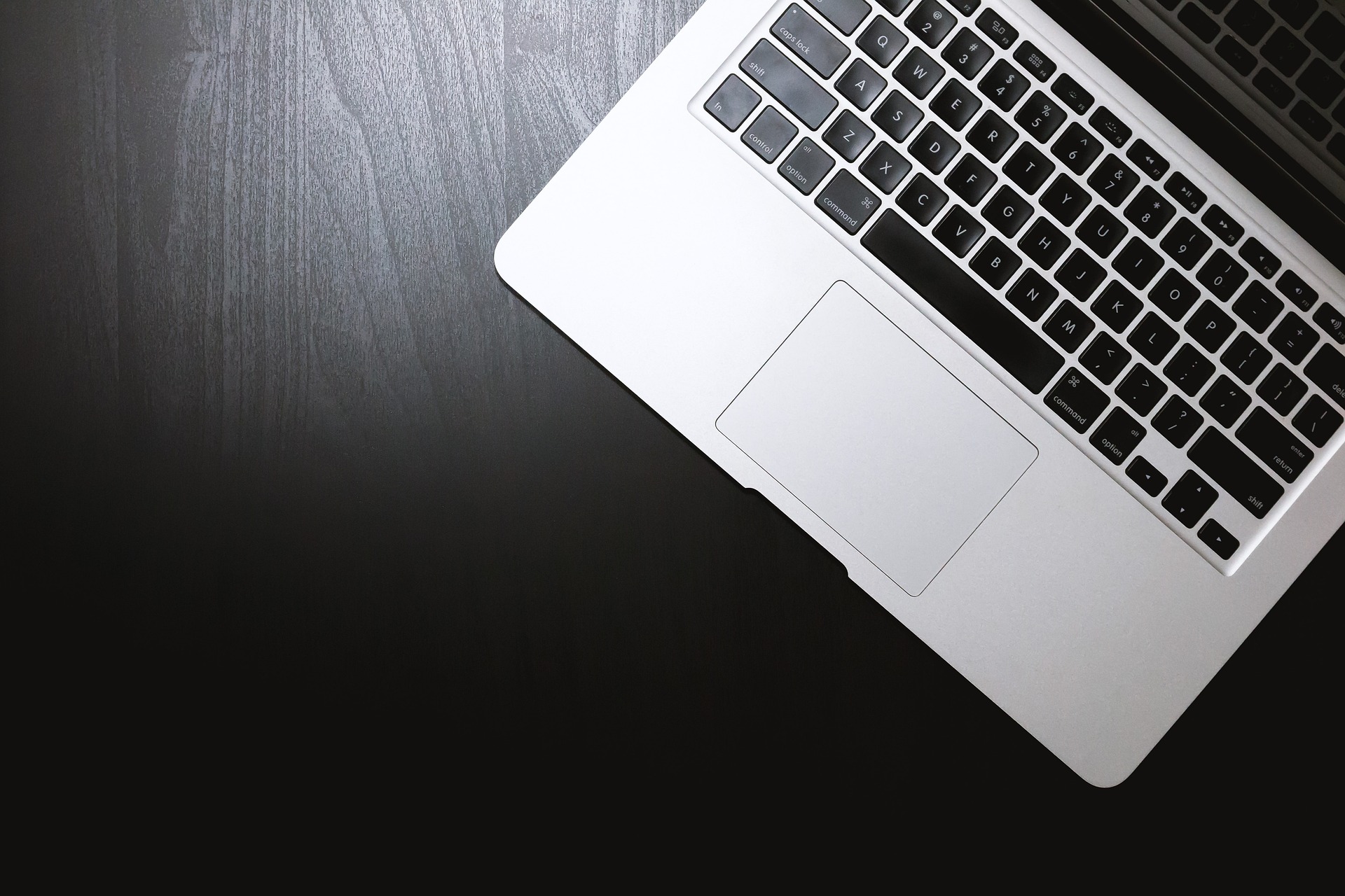 Copier-coller avec un trackpad MacBook est similaire à l'utilisation d'une souris. Mais comme vous n'avez pas de bouton droit de la souris, vous devez cliquer avec deux doigts à la place. Copier-coller avec un trackpad MacBook est similaire à l'utilisation d'une souris. Mais comme vous n'avez pas de bouton droit de la souris, vous devez cliquer avec deux doigts à la place.