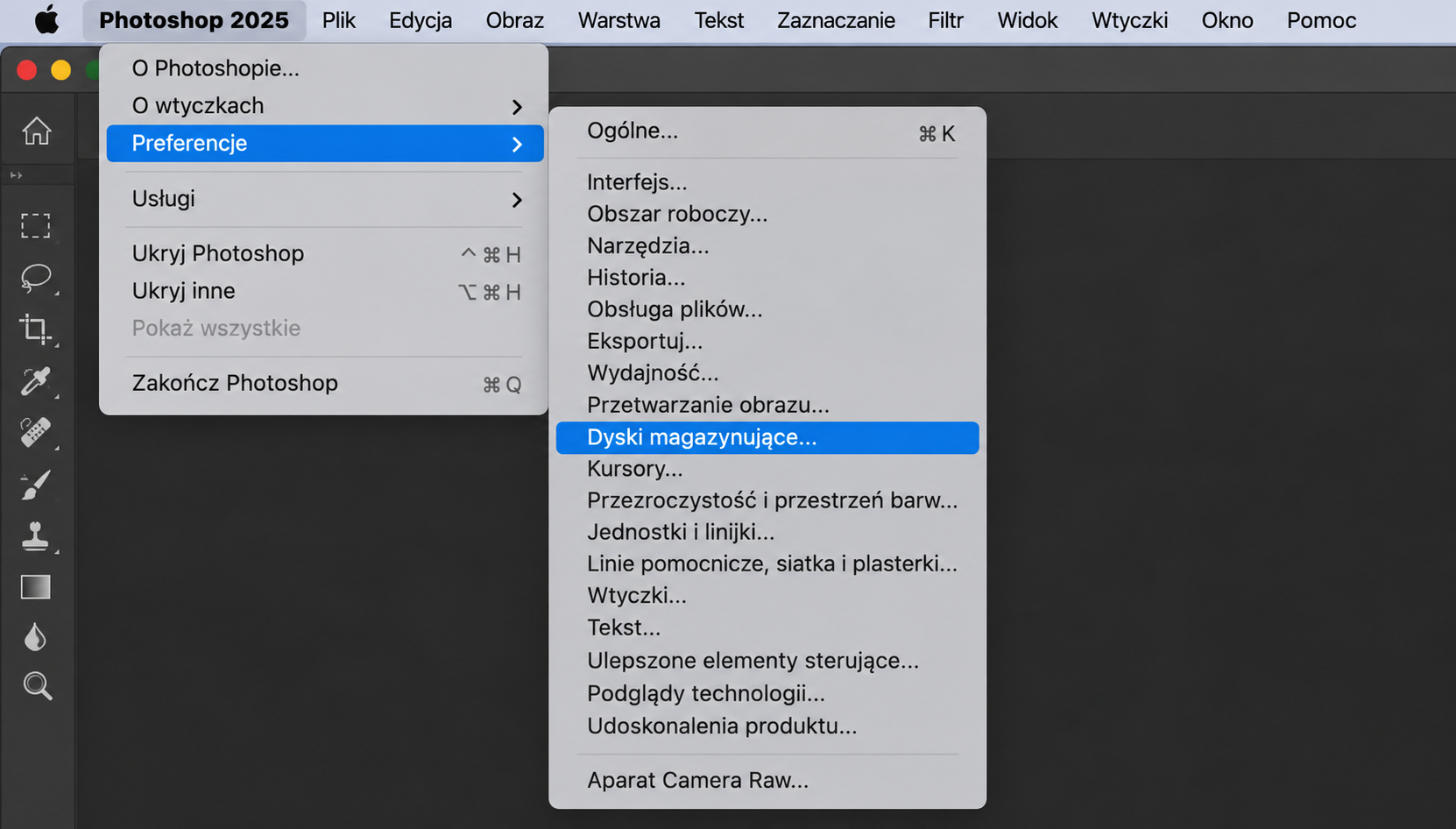 Aby zmienić dysk magazynujący na Macu, zacznij od podłączenia zewnętrznego dysku, jeśli go używasz. Następnie przejdź do aplikacji Photoshop i otwórz tutaj Preferencje > Dyski magazynujące.