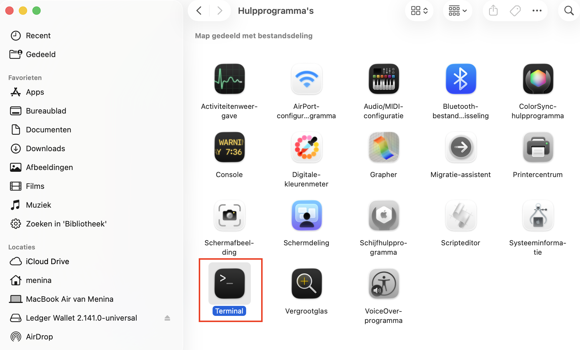 Om problemen met het afsluiten van je Mac op te lossen, open je Terminal vanuit de map Hulpprogramma’s.