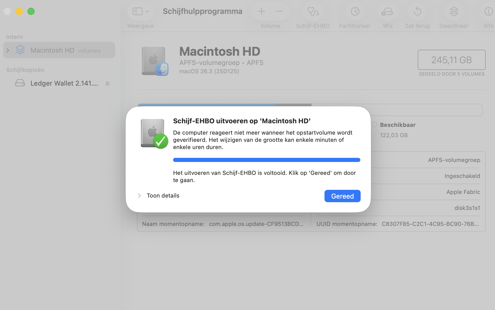 Om de volumes, containers en schijf op je Mac te herstellen, selecteer je er een in de navigatiekolom van Schijfhulpprogramma. Klik op de knop EHBO en kies Voer uit. Als je geen knop Voer uit ziet, klik dan op Herstel schijf. Wanneer EHBO is voltooid, klik je op Gereed.
