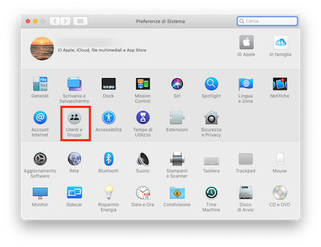 La finestra di Preferenze di Sistema del MacBook è aperta, con l’app Utenti e Gruppi selezionata nella seconda riga di applicazioni e la sua icona evidenziata.