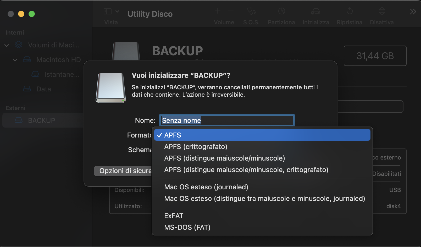 Ora, utilizza il menu a discesa per selezionare un formato di disco compatibile con macOS. Al termine, fai clic sul pulsante Inizializza.