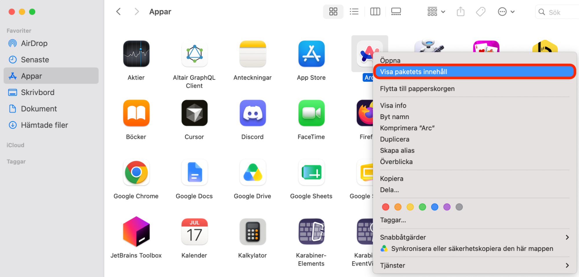 En snabbmeny inuti mappen Program på Mac efter att man högerklickat på en appikon. Du kan ta bort oanvända språkfiler från mappen Resources efter att ha valt Visa paketets innehåll.