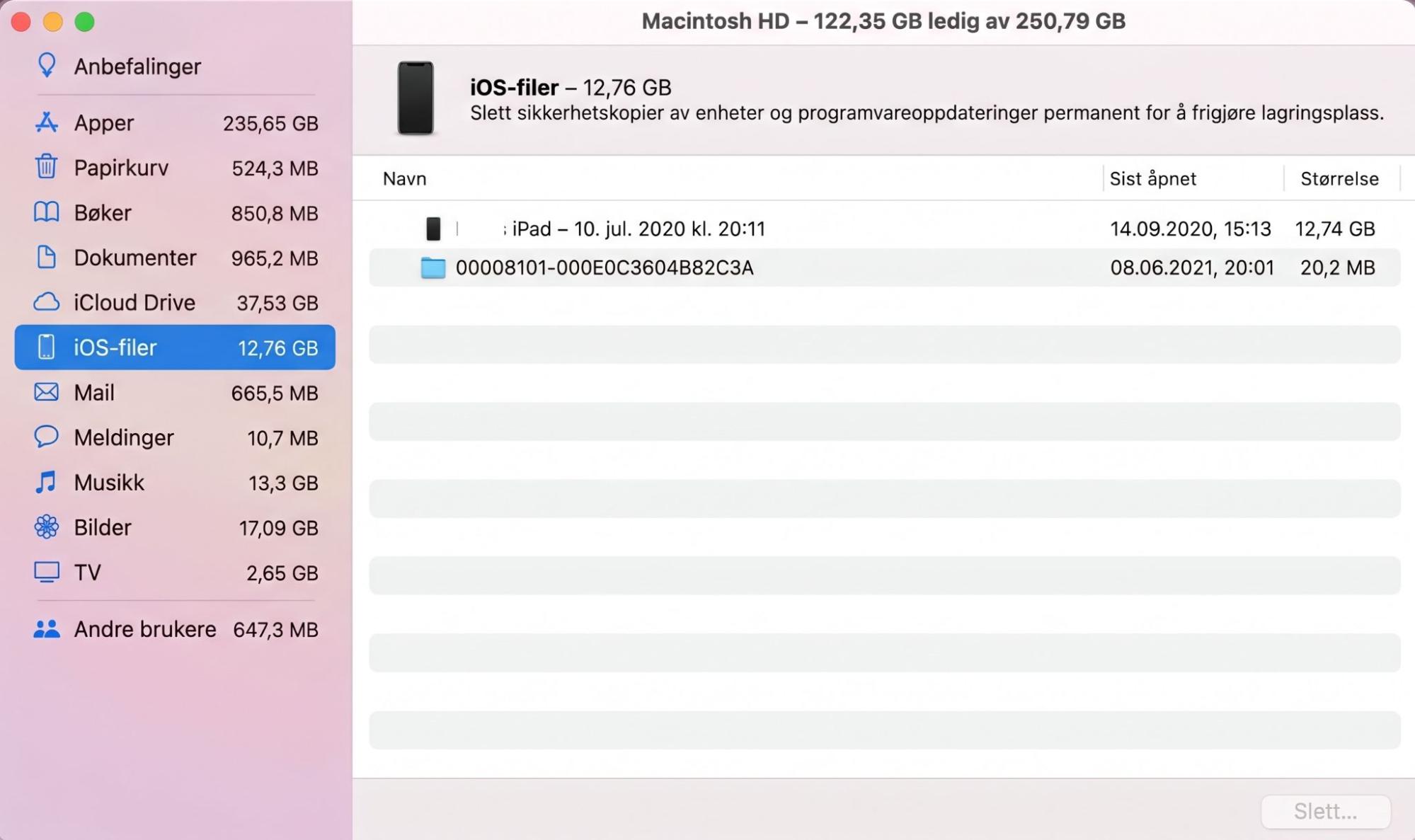 En liste over iOS- og iPhone-sikkerhetskopier i Finder på Mac. Når oppstartsdisken på Macen er full, bør du fjerne gamle sikkerhetskopier for å frigjøre plass.