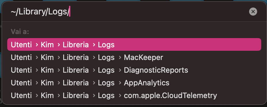In Finder, vai a ~/Library/Logs/ e /Library/Logs/, controlla i file ed elimina i log grandi o vecchi per liberare spazio e ridurre eventuali rallentamenti.