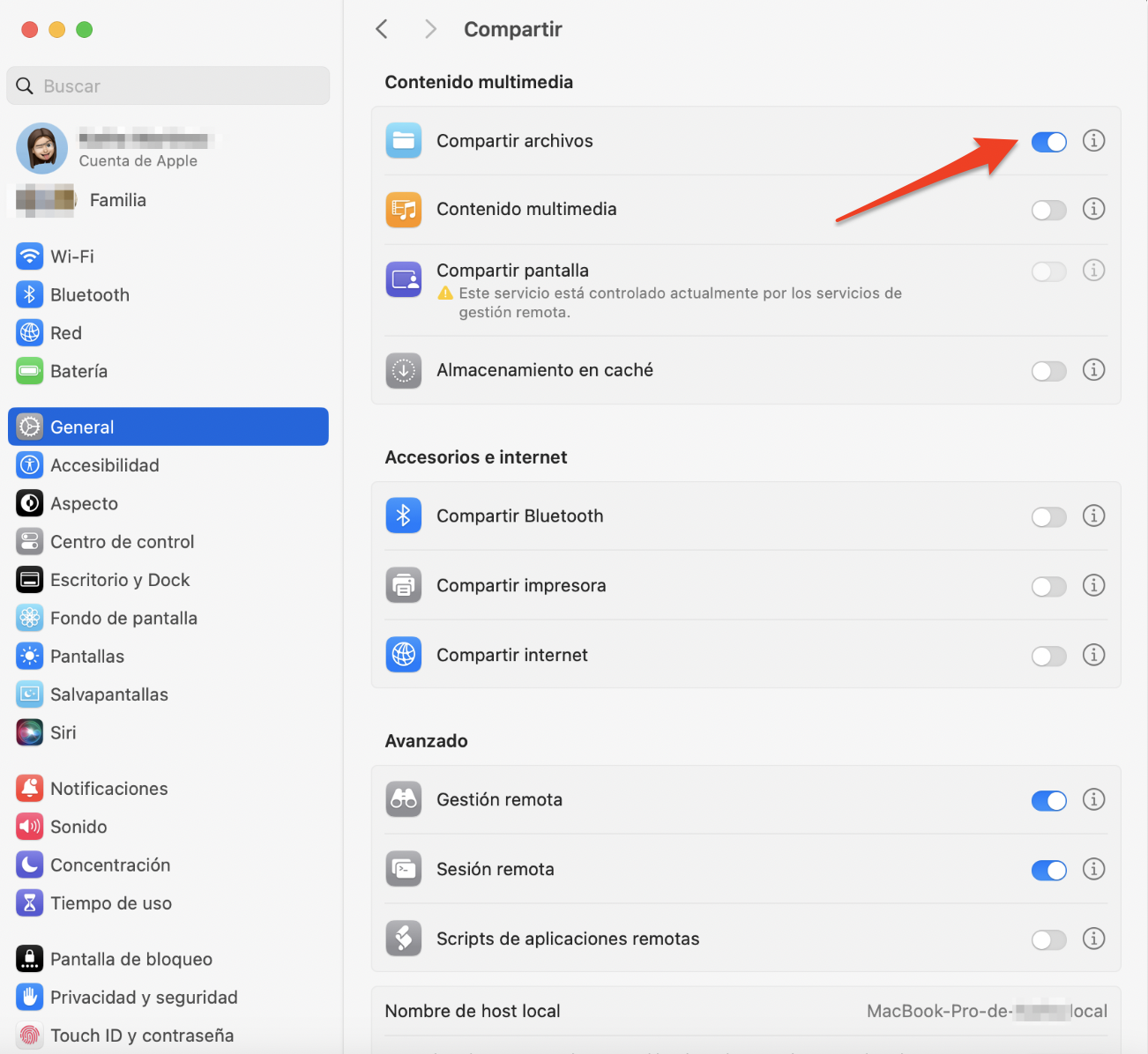 Ajustes del sistema en Mac mostrando el menú Compartir. Para utilizar el uso compartido de archivos Bluetooth para copiar archivos de un Mac a otro Mac, haz clic en el icono i situado junto a Uso compartido de archivos para acceder a las preferencias. Ajustes del sistema en Mac mostrando el menú Compartir. Para utilizar el uso compartido de archivos Bluetooth para copiar archivos de un Mac a otro Mac, haz clic en el icono i situado junto a Uso compartido de archivos para acceder a las preferencias.