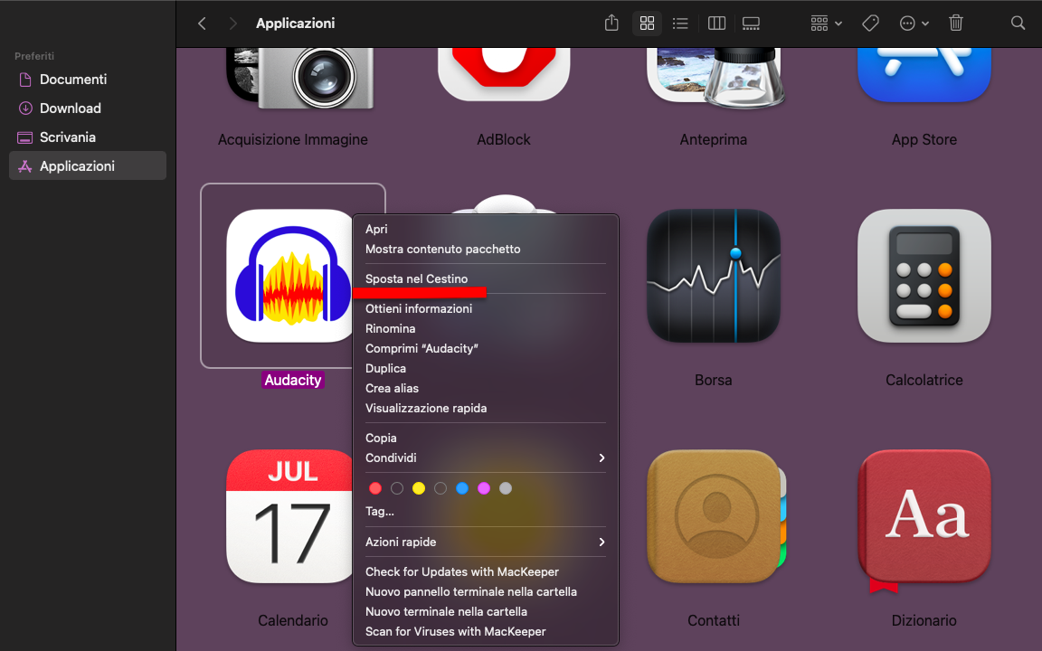 La cartella Applicazioni sul Finder del Mac mentre si visualizza il menu contestuale che appare dopo aver cliccato con il tasto destro l’icona di un’app. Sposta un’app inutilizzata nel Cestino per liberare spazio sul Mac.