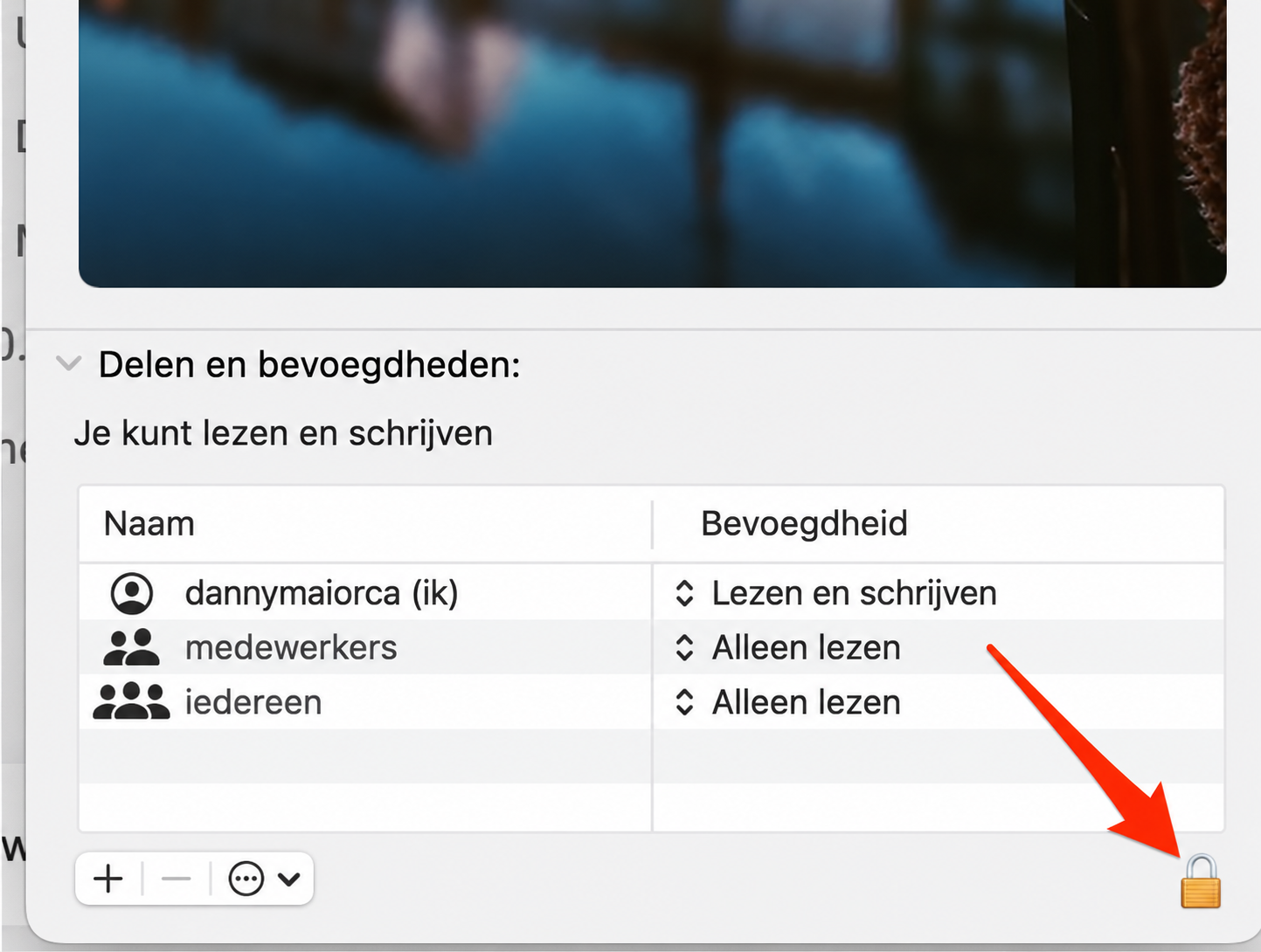 Onderaan je scherm verschijnt een hangslotpictogram. Klik erop om machtigingen en privacy te bewerken, zodat je ze kunt verwijderen.