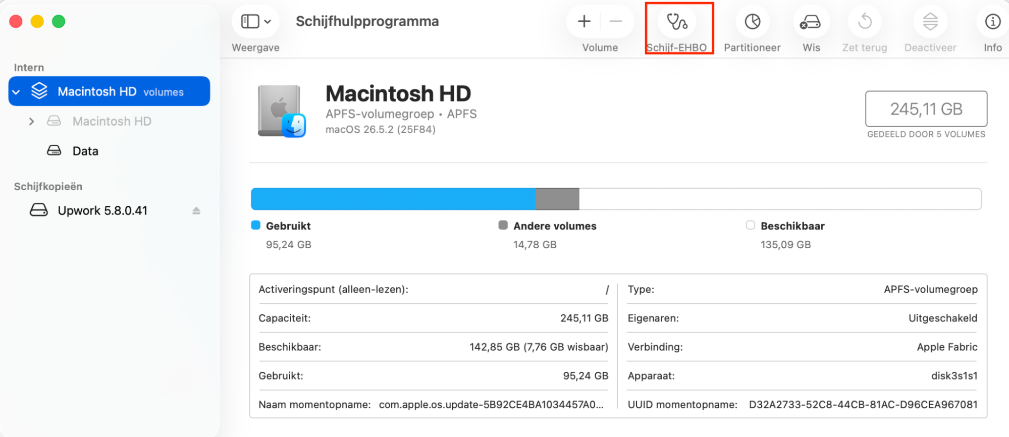 Open Schijfhulpprogramma vanuit Apps > Hulpprogramma’s. Selecteer de systeemschijf van uw Mac en klik op de knop Eerste Hulp bovenaan.