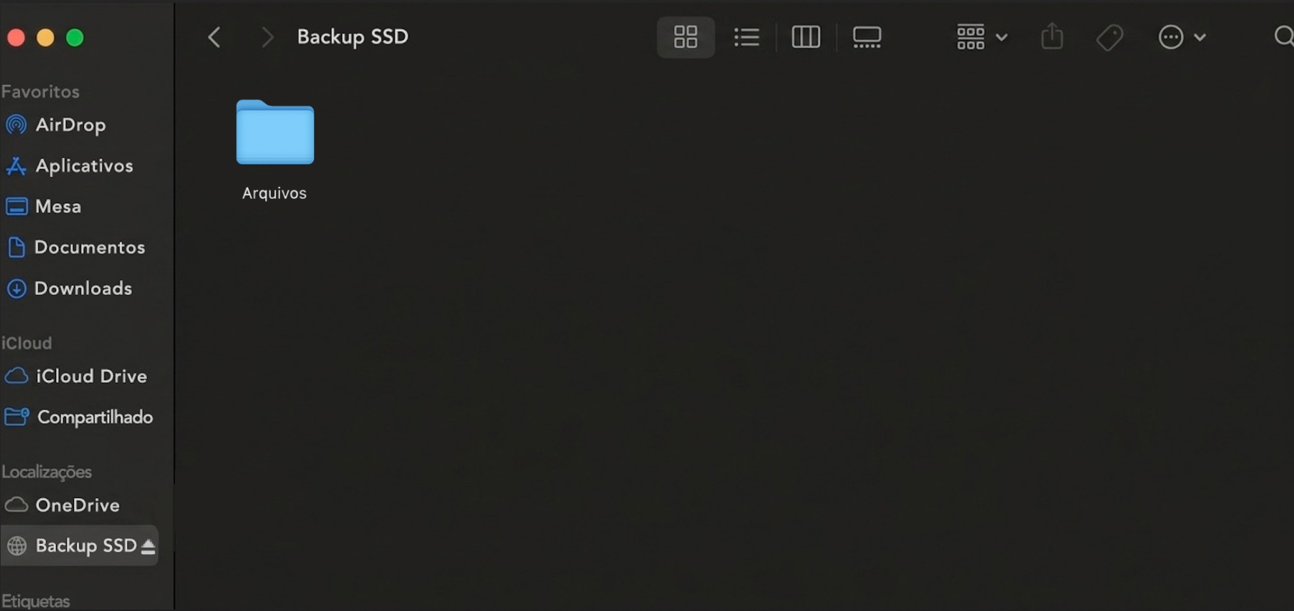 O Finder no Mac mostrando um disco externo. Selecione o disco na barra lateral para usá-lo na transferência de arquivos do seu Mac antigo para o novo usando um disco rígido externo.