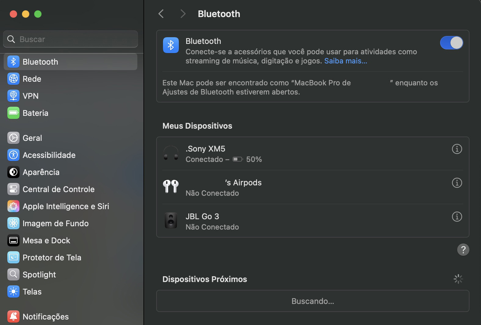 Você também pode ver o que está conectado ao seu Mac usando as opções de Bluetooth nos Ajustes do Sistema. Confira a lista para encontrar seu mouse.