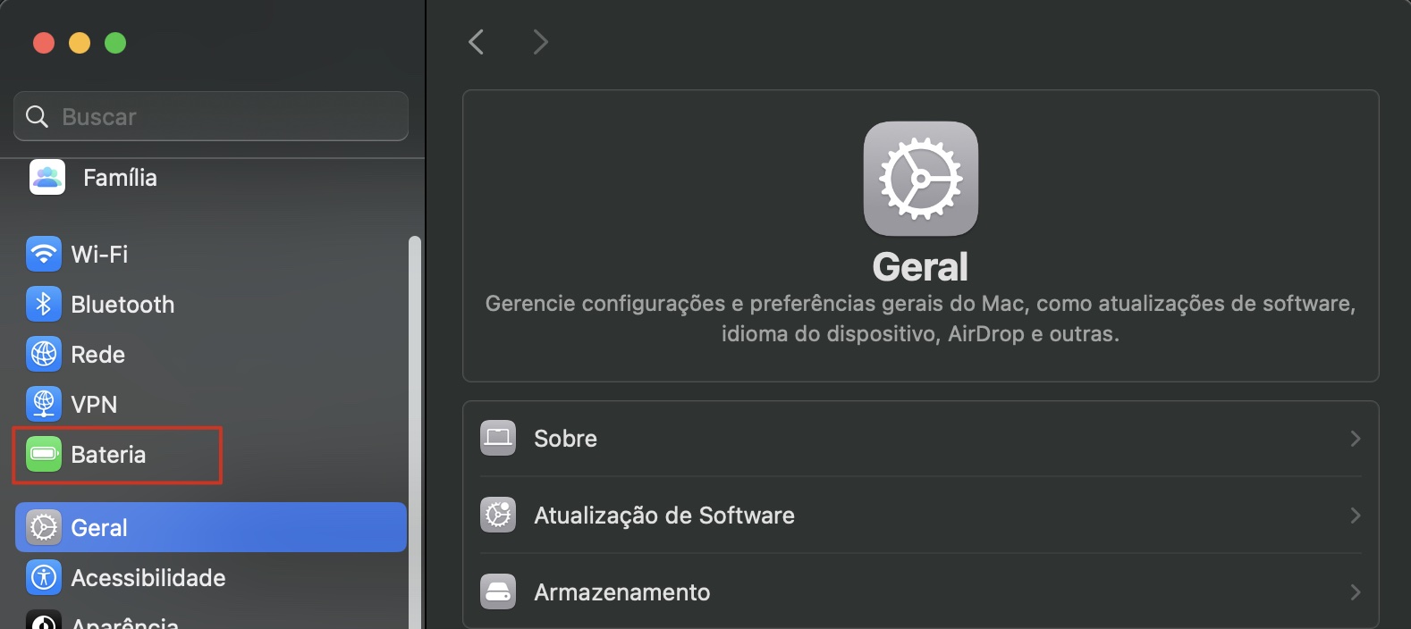 A tela de Ajustes do Sistema em um Mac, com Bateria destacada. Parte de um guia sobre como resolver o problema de falhas na tela do MacBook.