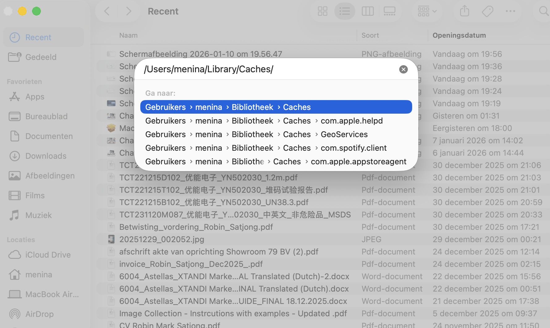 Finder op de Mac toont de functie Ga naar map. Voer ~/Library/Caches` in om naar de map Caches te gaan, waar je cachebestanden kunt verwijderen die je niet nodig hebt.