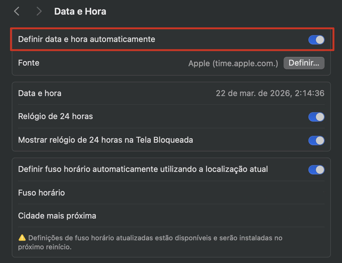 Verifique a data e a hora no seu Mac. Abra os Ajustes do Sistema (ou Preferências do Sistema) e selecione Data e Hora. Caso haja, clique no cadeado no canto inferior esquerdo para permitir alterações e, em seguida, digite a senha do seu Mac. Marque a opção Definir data e hora automaticamente usando a localização atual.