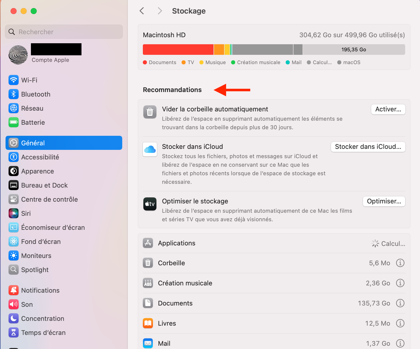Dans le menu Stockage, vous verrez un graphique indiquant combien d’espace est disponible ou utilisé sur votre disque, ainsi qu’une section appelée Recommandations. Dans cette dernière, vous trouverez des conseils pour libérer de l’espace disque sur votre Mac et accélérer son démarrage.