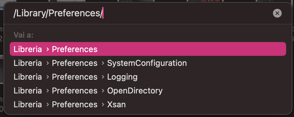 Puoi risolvere i problemi Bluetooth su Mac eliminando i file .plist del Bluetooth. Per farlo, apri Finder e premi Comando + Maiusc + G, poi inserisci ~/Library/Preferences/ e fai clic su Vai.