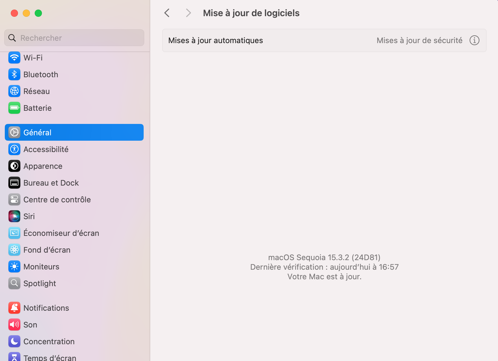 Laissez quelques secondes à votre Mac pour chercher des mises à jour. S’il en trouve une, elle apparaîtra ici avec le bouton « Mettre à jour maintenant ». Suivez alors les instructions à l’écran pour vous assurer que votre version de macOS est bien à jour et accélérer le démarrage de votre Mac.