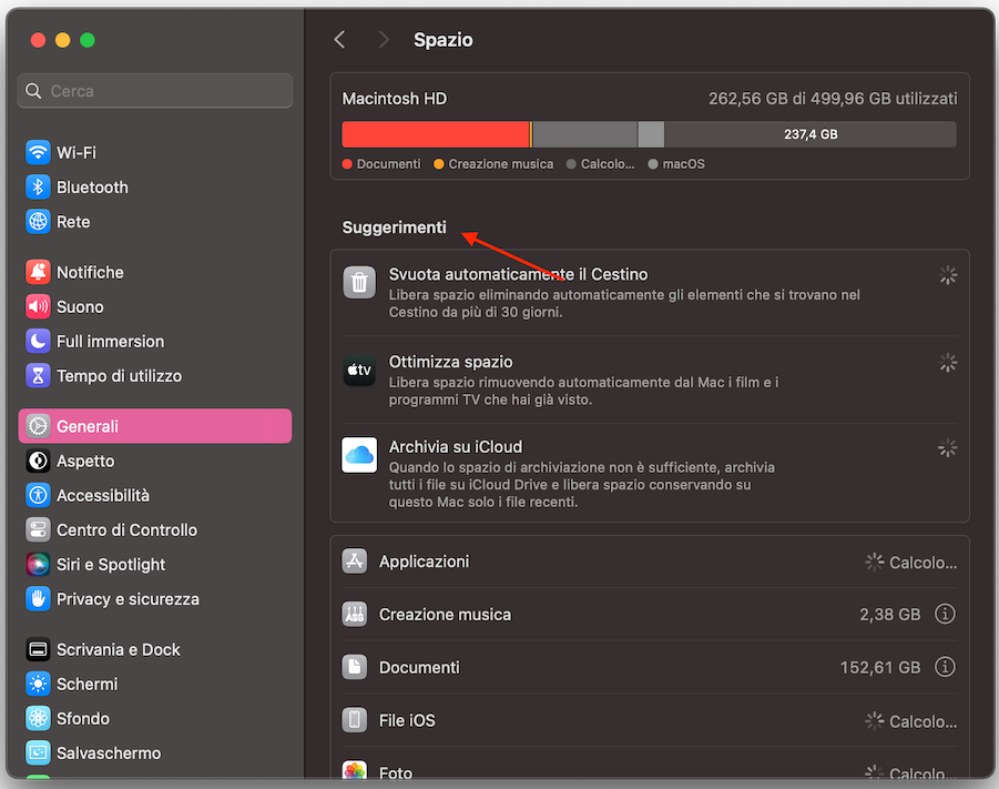 Nella sezione Spazio, troverai un grafico che mostra quanto spazio è disponibile e utilizzato sul tuo Mac. C’è anche un’area chiamata Suggerimenti, dove puoi trovare consigli utili su come liberare spazio e migliorare la velocità di avvio.