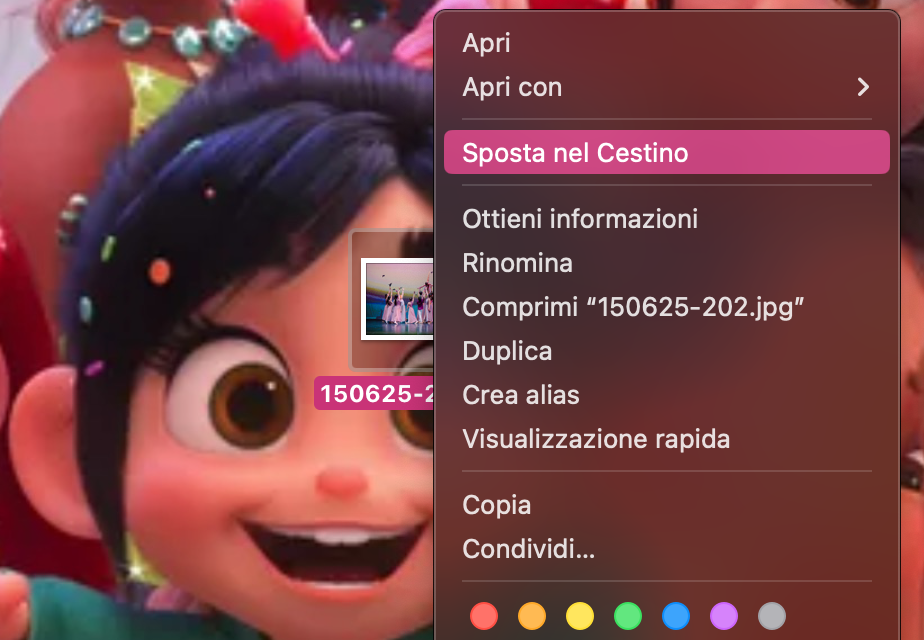 Lo screenshot, in questo caso un esempio di file, sta per essere spostato nel Cestino tramite Control-clic da parte dell’utente.