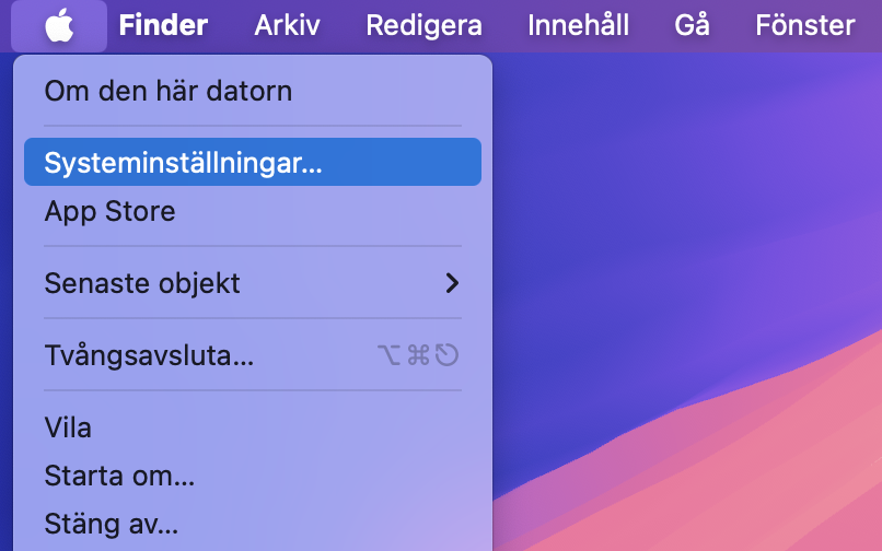 För att minska krävande visuella effekter som din Mac har svårt att köra behöver du först öppna Systeminställningar. Det gör du genom att klicka på Apple-ikonen och välja Systeminställningar.