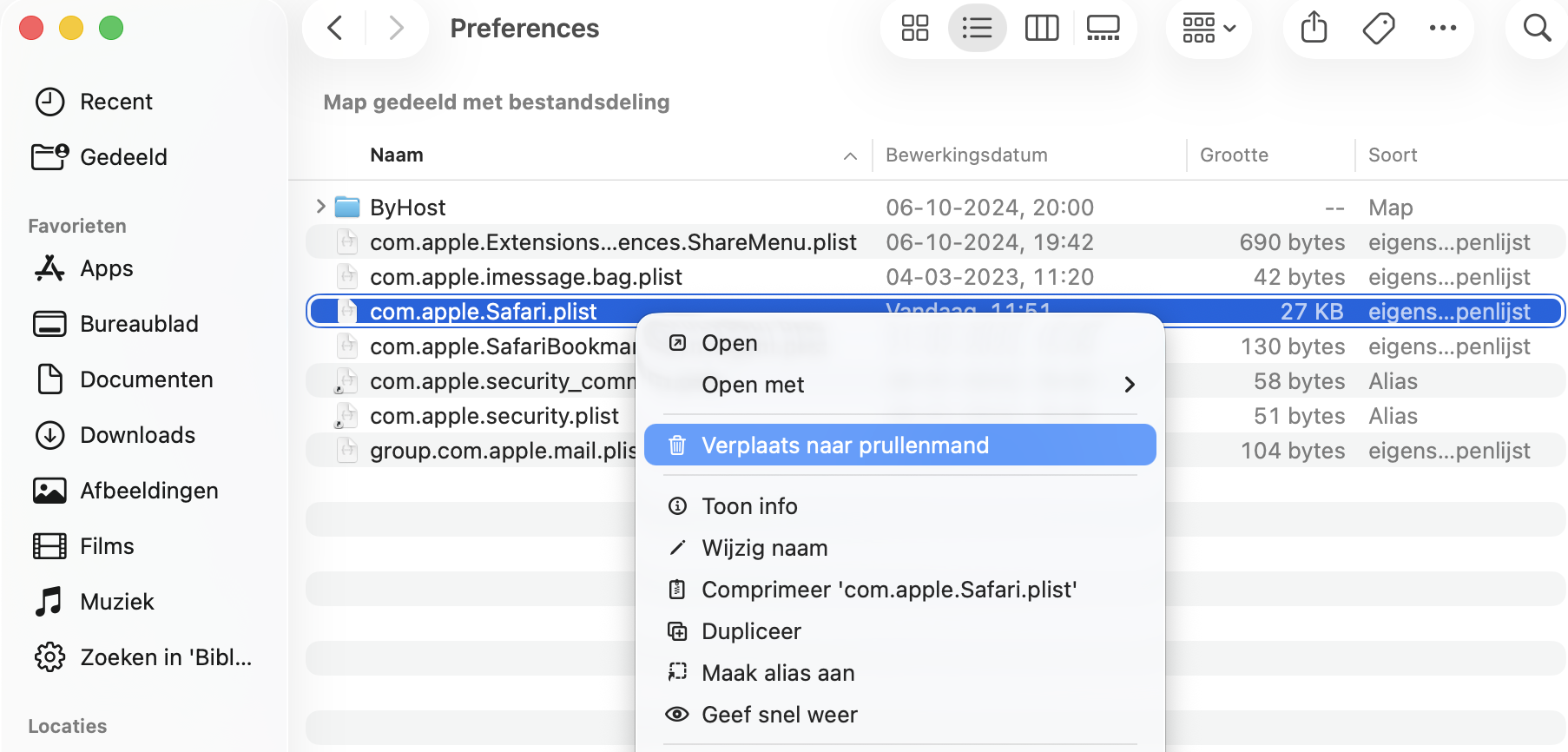 Gebruik de Finder om de voorkeuren van Safari te verwijderen. Kies Ga naar map in het tabblad Ga. Kopieer en plak ~/Library/Containers/com.apple.Safari/Data/Library/Preferences en klik op Ga. Zoek en verwijder het bestand com.apple.Safari.plist.