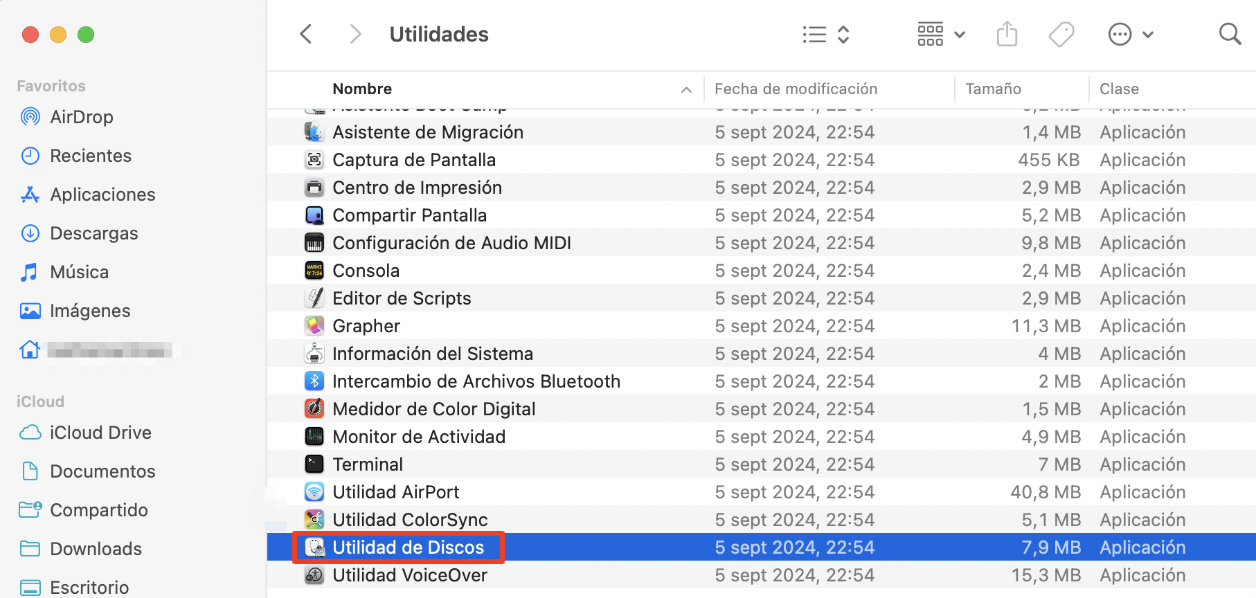 Selecciona tu disco y ejecuta Primeros Auxilios. En la pantalla del Modo Recuperación, haz clic para abrir la Utilidad de Discos. Si no la ves, ve a Utilidades > Utilidad de Discos en la barra de menús.