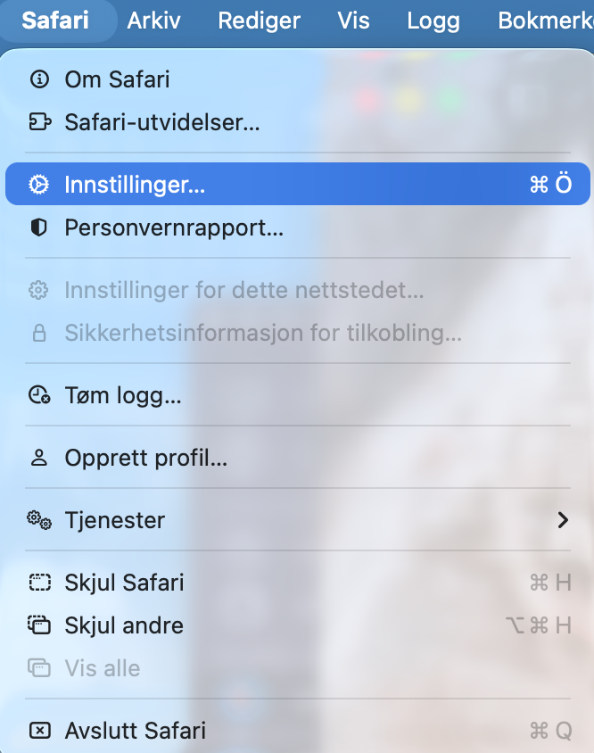 For å tømme nettleserens hurtigbuffer i Safari, åpne Safari på Macen din og gå til Safari-menyen. Finn og velg deretter Innstillinger her.