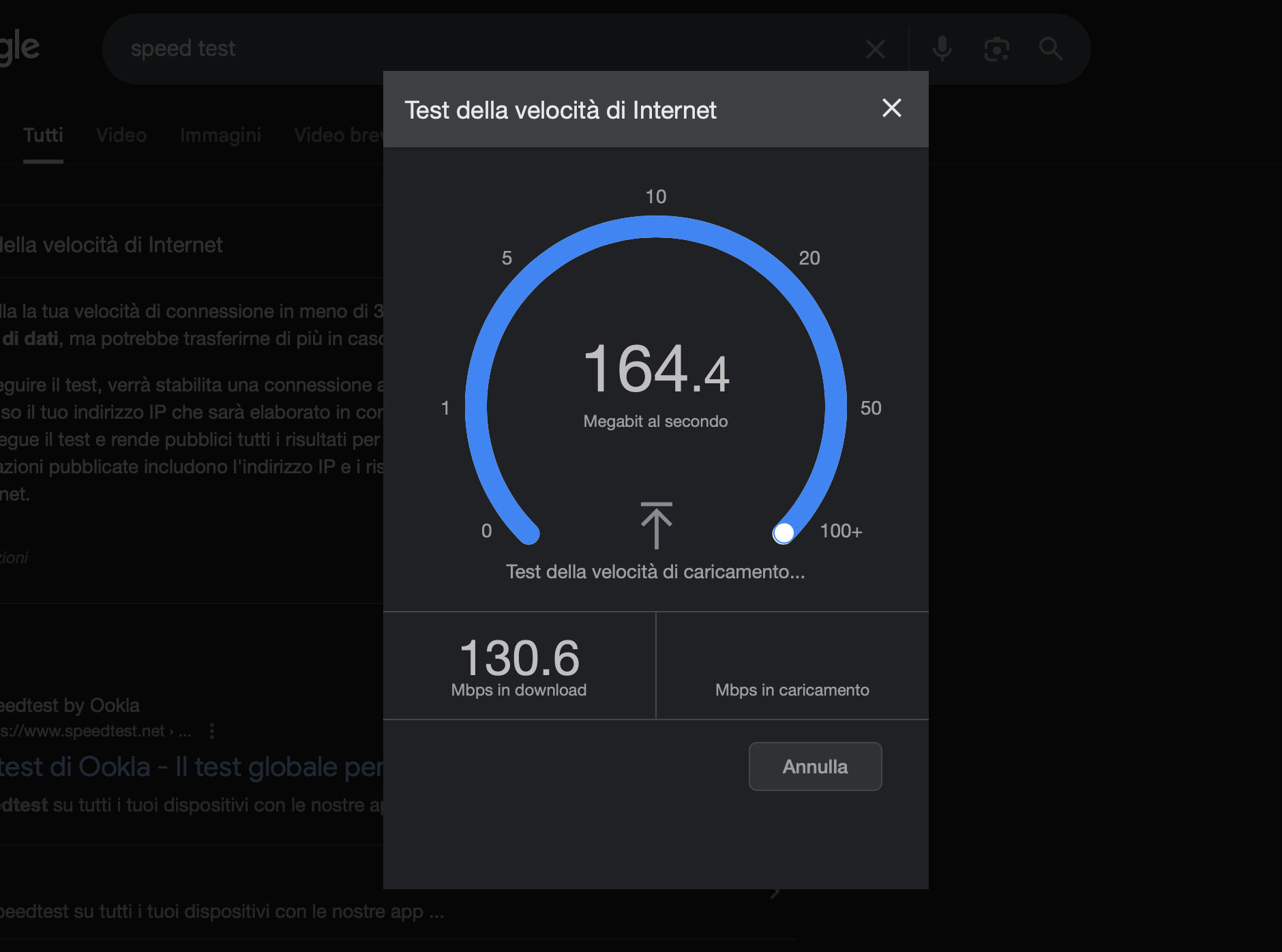 Vai su Google e cerca speed test. Comparirà uno strumento per testare la velocità di internet, che ti permetterà di verificare se la connessione del tuo Mac funziona correttamente.