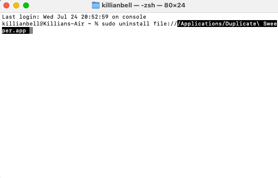 Terminale su Mac che mostra il comando per disinstallare un'app indesiderata. Dopo aver trascinato l'app nella finestra del Terminale, puoi premere Invio sulla tastiera per completare il processo.