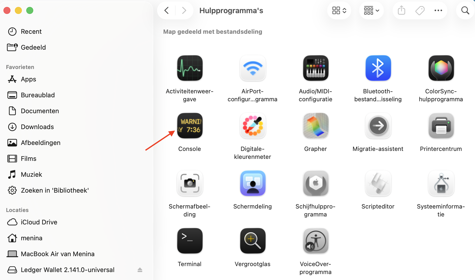 Finder op de Mac toont de map Hulpprogramma’s. Open Console om Lograpporten te bekijken, waar je systeemfouten kunt zien.