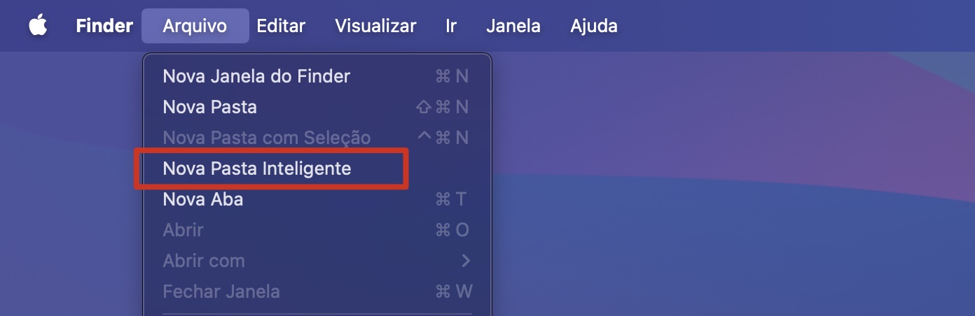 O Finder no Mac mostra o recurso Pasta Inteligente. Selecione um tipo de arquivo e depois ordene a lista em ordem alfabética para encontrar arquivos duplicados.