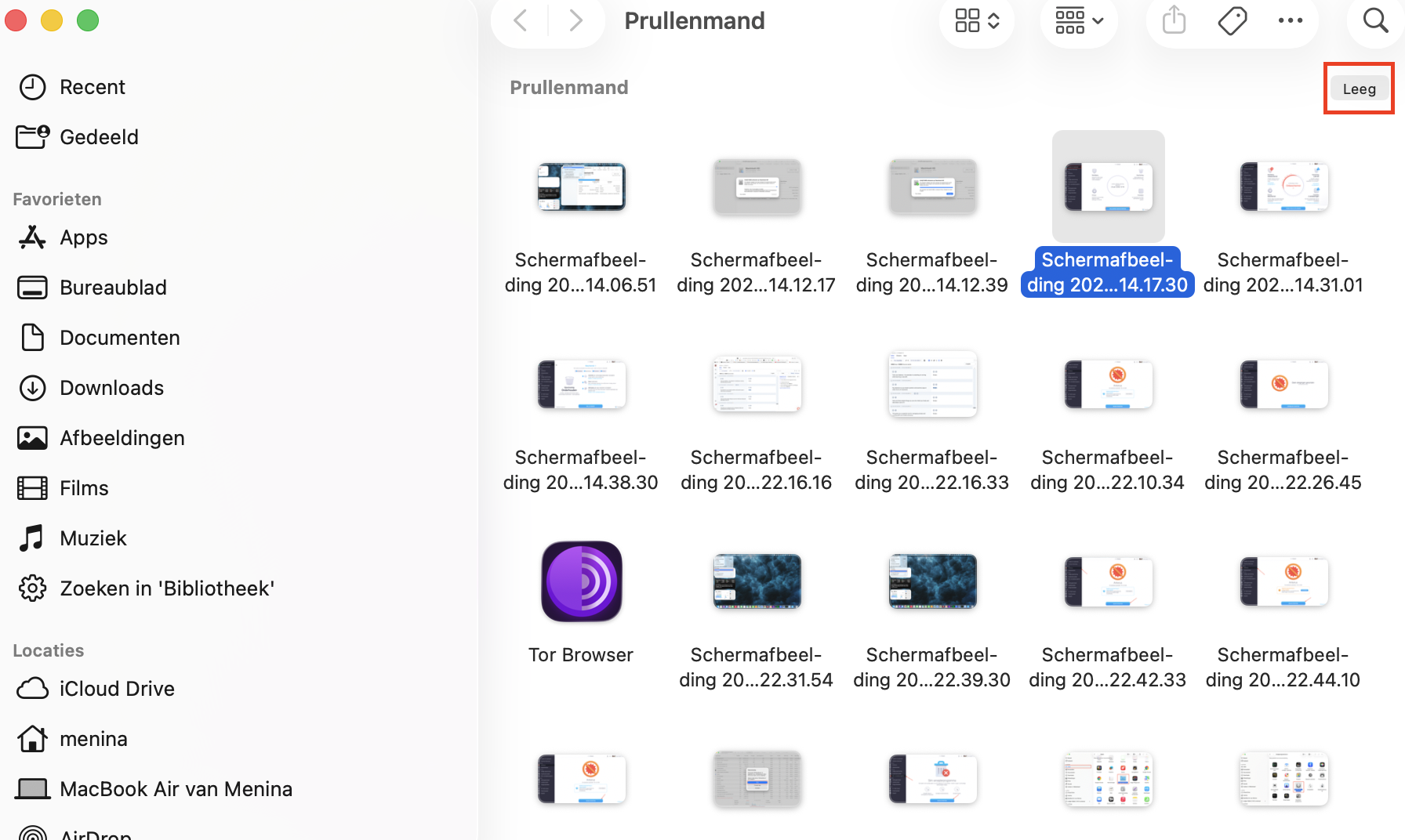 Om downloads handmatig van je Mac te verwijderen, selecteer je nadat je ongewenste bestanden naar de prullenmand hebt verplaatst het prullenmandicoon in je Dock. Klik vervolgens rechtsboven op Leeg om deze bestanden permanent te verwijderen.