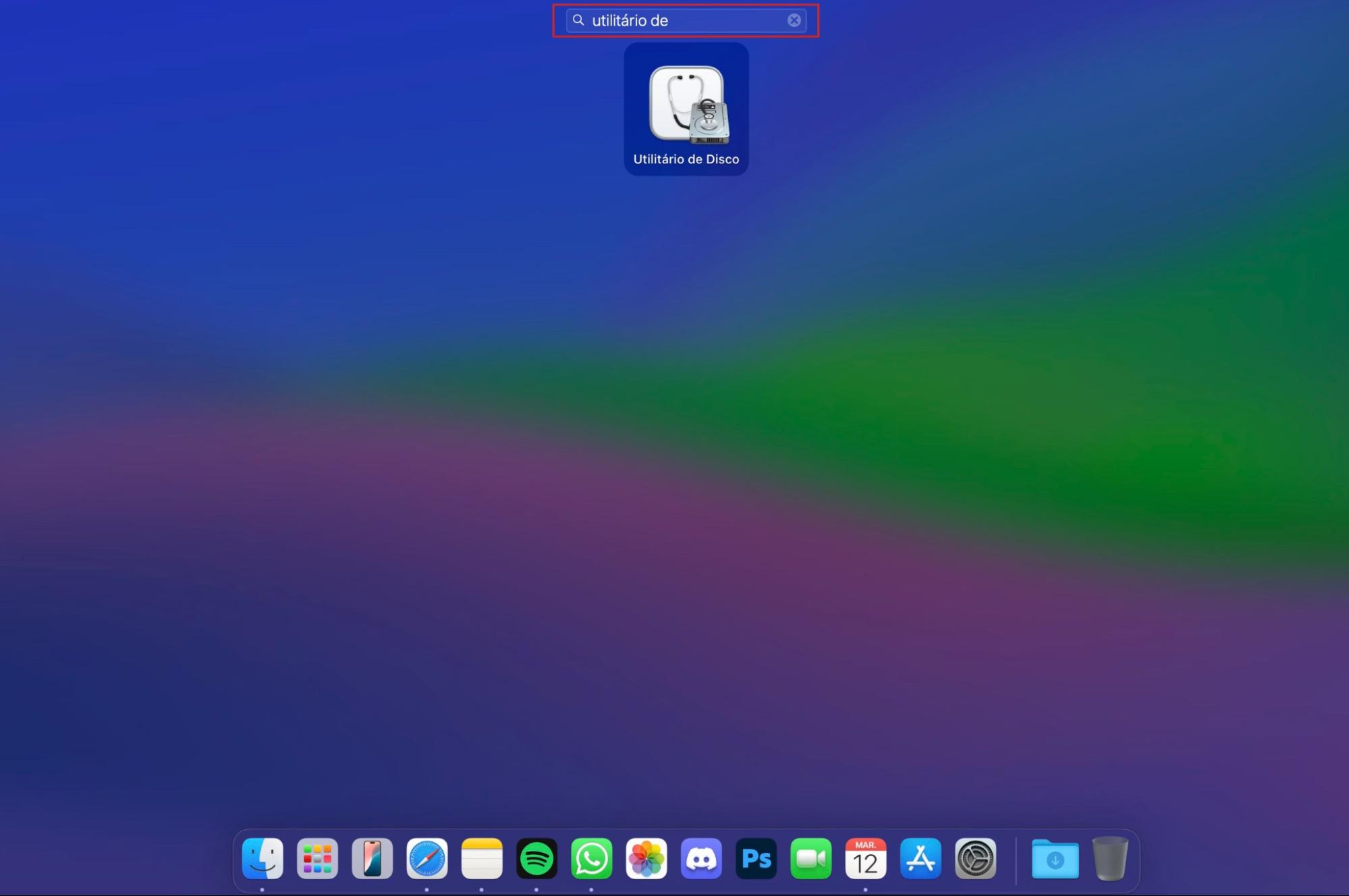 Use o Launchpad para abrir o Utilitário de Disco. Para isso, clique no ícone do Launchpad no Dock (ele fica ao lado do ícone do Finder), digite Utilitário de Disco na barra de busca e pressione Enter. Selecione o ícone do Utilitário de Disco.