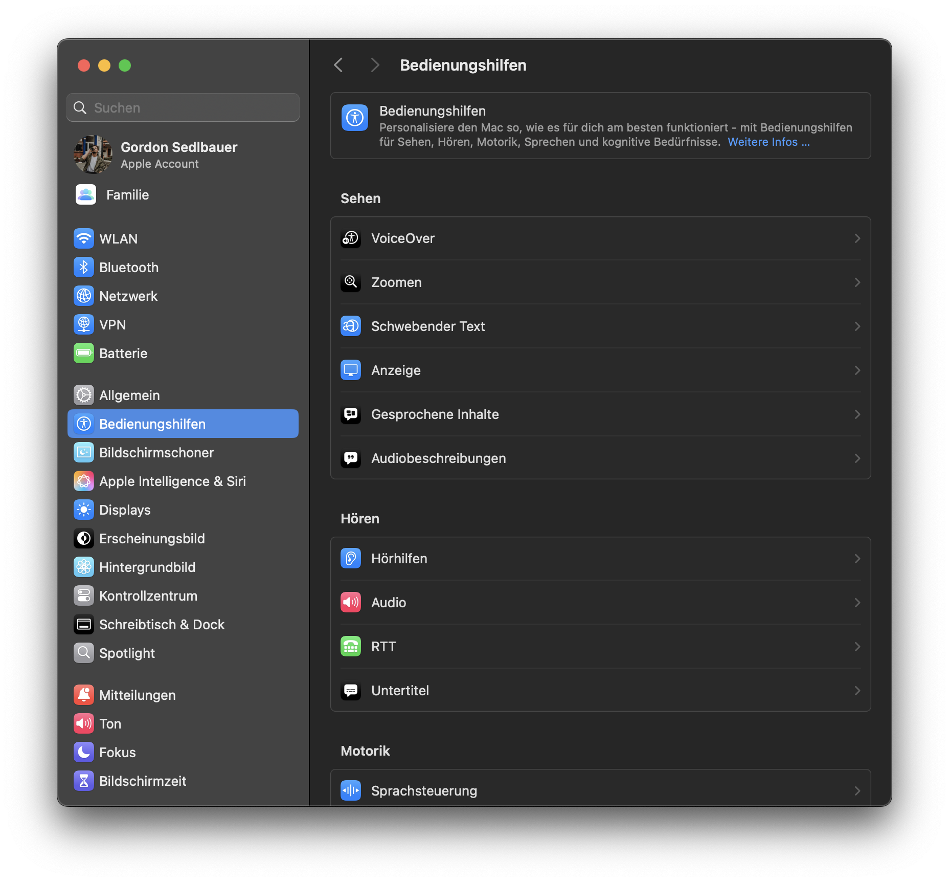 Das Fenster Systemeinstellungen in macOS Monterey zeigt alle Menüoptionen an. Klicken Sie auf Bedienungshilfen, um die Einstellungen für Bewegung und Transparenz aufzurufen.