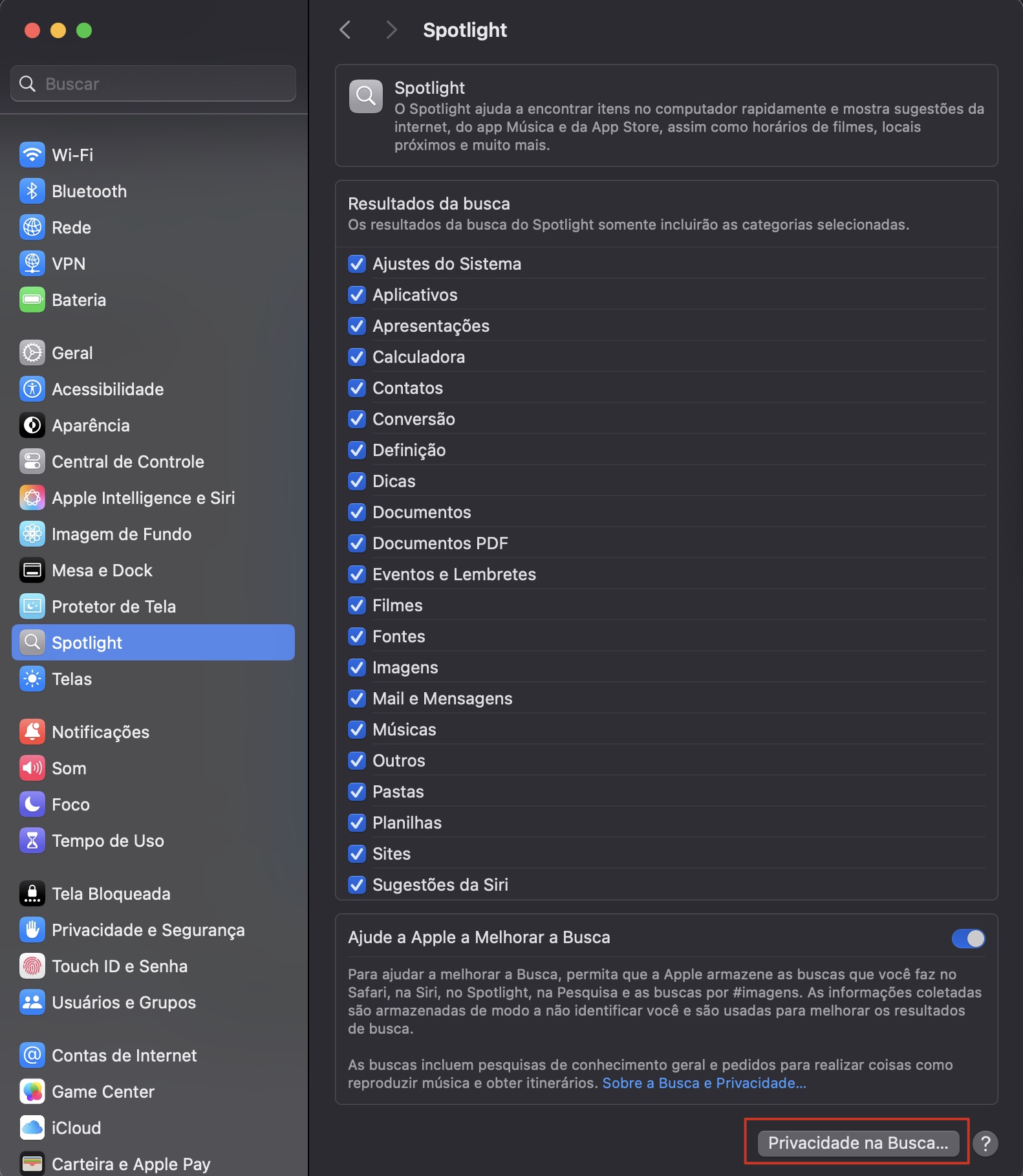 Para reconstruir o índice do Spotlight e resolver problemas com o Finder no seu Mac, comece indo em Ajustes do Sistema > Spotlight. Em seguida, role até o final e escolha Privacidade na Busca.