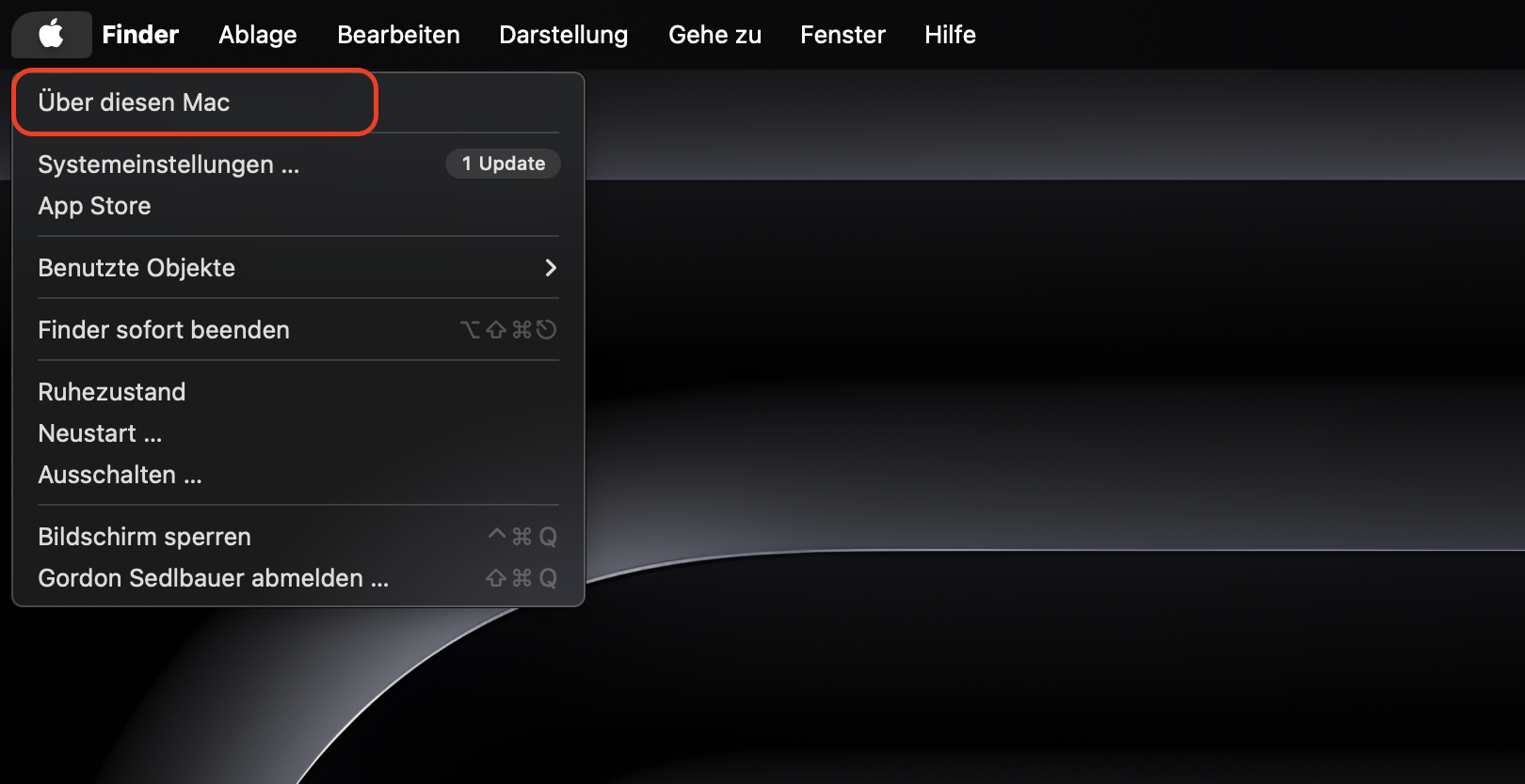 Das Aktualisieren Ihres Mac ist eine der Möglichkeiten, um den Fehler bezüglich der ungenügenden WLAN-Sicherheit auf Ihrem Computer zu beheben. Klicken Sie dazu in der oberen Menüleiste auf das Apple-Menü und wählen Sie Über diesen Mac.