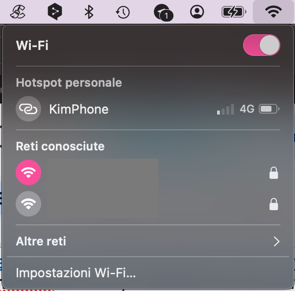 Assicurati di essere connesso a Internet per risolvere i problemi della fotocamera Mac. Per farlo, clicca sull'icona Wi-Fi nella barra dei menu in alto e controlla quale connessione è selezionata.