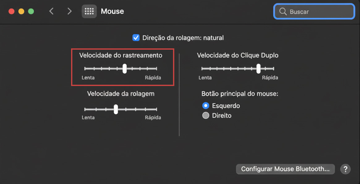 Se o Magic Mouse não estiver funcionando corretamente, ajuste a velocidade do rastreamento no macOS. Você pode encontrar isso em Ajustes do Sistema > Mouse. Basta mover o controle deslizante para algum ponto entre Lenta e Rápida.