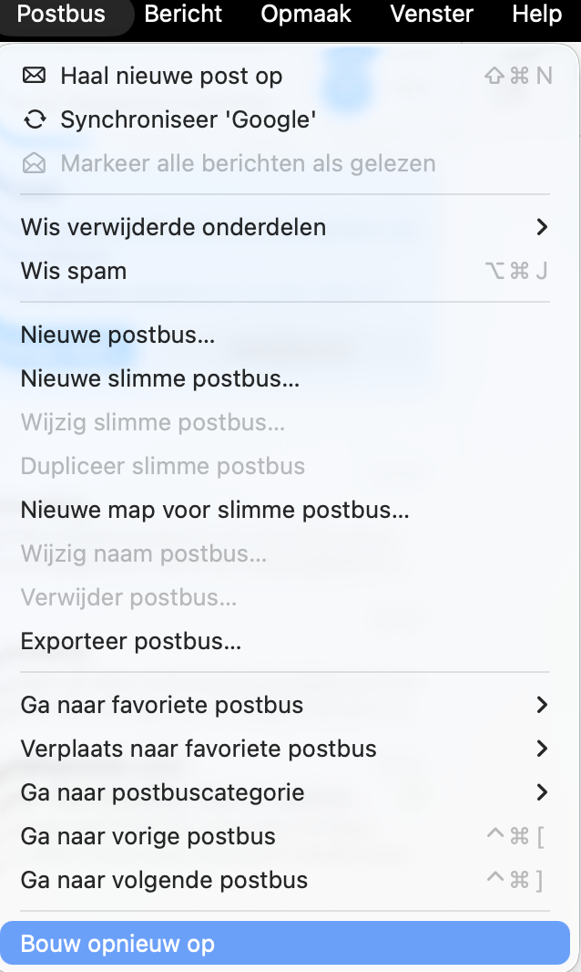 Een andere manier om Apple Mail weer goed te laten werken, is door je postbussen opnieuw op te bouwen. Ga hiervoor in de menubalk naar Postbus en kies Bouw opnieuw op.