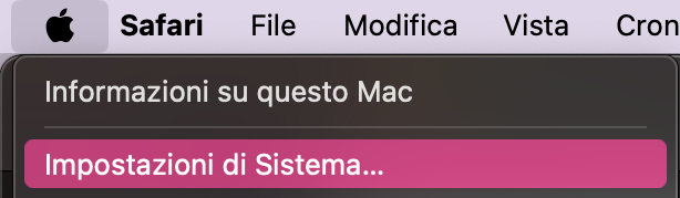 Inizia il processo di pulizia dello spazio di archiviazione navigando dal menu Apple. Qui vedrai un menu a discesa e potrai selezionare Impostazioni di Sistema per accedere alle impostazioni generali.