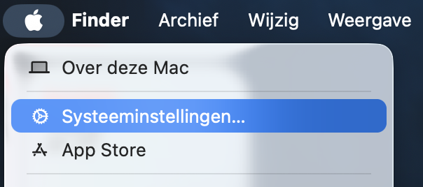 Om veeleisende visuele effecten die je Mac moeite heeft uit te voeren te verminderen, open je eerst de Systeeminstellingen. Dit doe je door op het Apple-symbool te klikken en ‘Systeeminstellingen’ te kiezen.