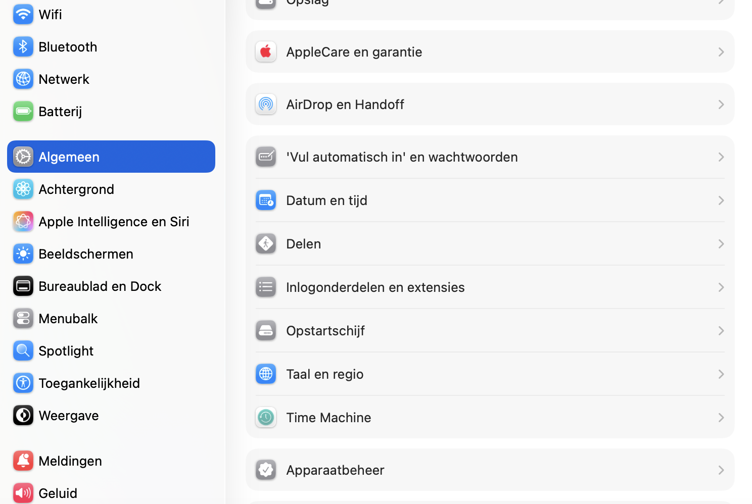Om beschadigde bestanden te repareren met Time Machine-back-up op een Mac, zoek je eerst de Time Machine-app in het tabblad Algemeen van de Systeeminstellingen van Apple.