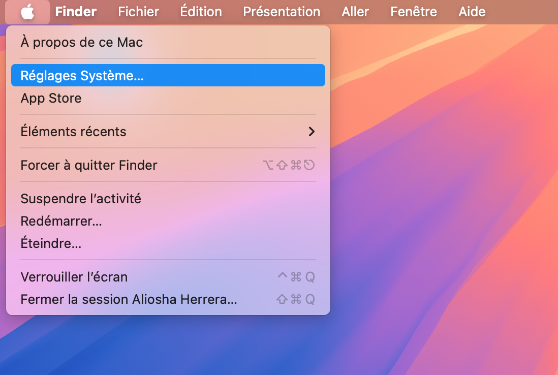 Pour libérer de l’espace sur votre Mac et accélérer son démarrage, cliquez sur le menu Pomme et allez dans les Réglages Système.