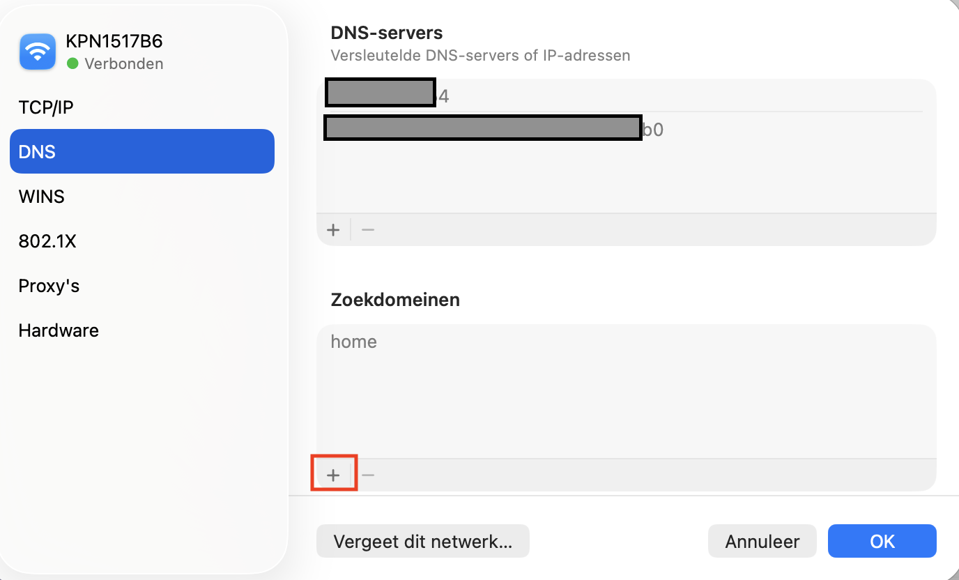 Om internetproblemen op je Mac op te lossen ga je naar het tabblad DNS en klik je op de +-knop om een nieuw, sneller DNS-adres toe te voegen dat je internetverbinding kan verbeteren