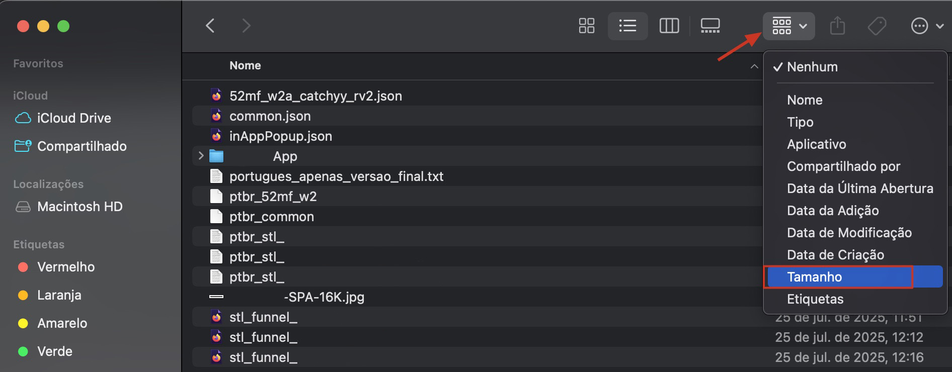 Para limpar o seu Mac usando o Finder, abra uma pasta, clique no ícone para ordenar os arquivos e depois selecione Tamanho.
